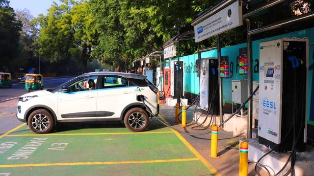electric vehicle car charging station delhi