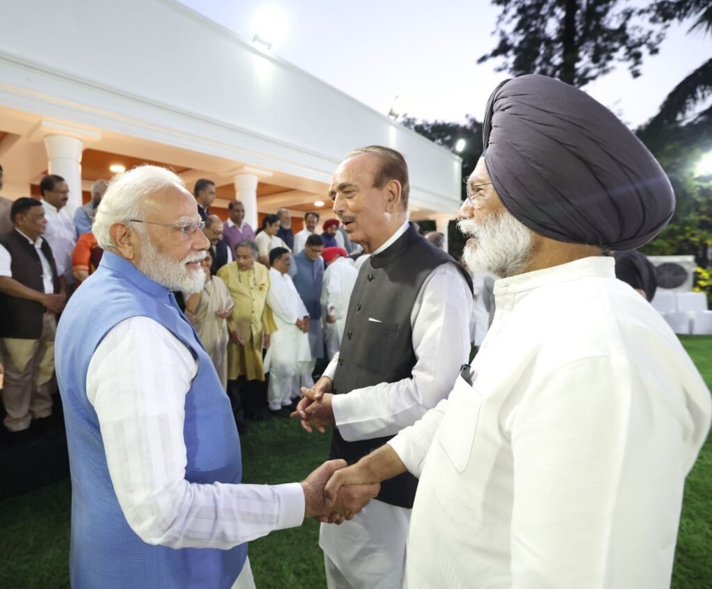 देखिए तस्वीरें: दुनिया में पाकिस्तान की पोल खोलकर लौटे डेलीगेशन से मिले PM मोदी. 2 WhatsApp Image 2025 06 10 at 8.50.57 PM