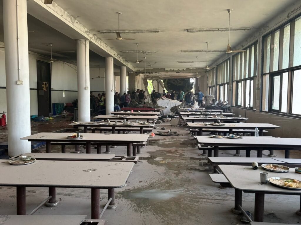 अहमदाबाद प्लेन क्रैश का मंजर बेहद डरावना…अबतक कुल 241 लोगों की मौत 3 WhatsApp Image 2025 06 12 at 4.04.01 PM 1