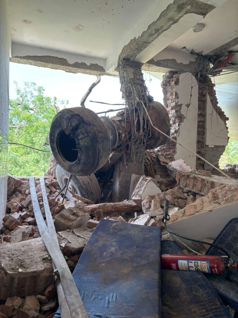 अहमदाबाद प्लेन क्रैश का मंजर बेहद डरावना…अबतक कुल 241 लोगों की मौत 2 WhatsApp Image 2025 06 12 at 4.04.01 PM