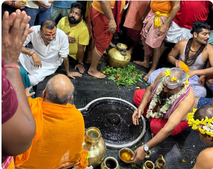 BJP सांसद मनोज तिवारी और निशिकांत दुबे पर FIR दर्ज ! देवघर स्थित बैद्यनाथ धाम में जबरन घुसने का आरोप 3 image 37