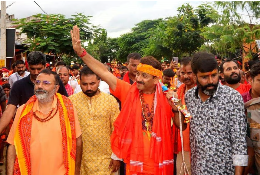 BJP सांसद मनोज तिवारी और निशिकांत दुबे पर FIR दर्ज ! देवघर स्थित बैद्यनाथ धाम में जबरन घुसने का आरोप 5 image 40