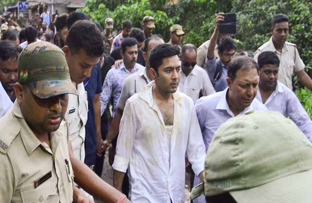 बंगाल में भारी बवाल: TMC सांसद अभिषेक बनर्जी पर हमला, फेंके गए पत्थर और अंडे 1 ABHSHEK