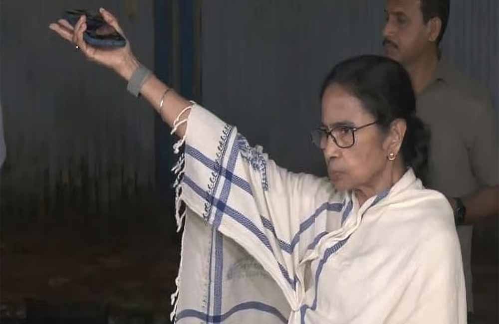 बंगाल में TMC को बड़ा झटका: मुख्यमंत्री शुभेंदु अधिकारी की बैठक में पहुँचीं सांसद काकोली और 6 विधायक, 100 पार्षदों का सामूहिक इस्तीफा 1 MAMATA 4