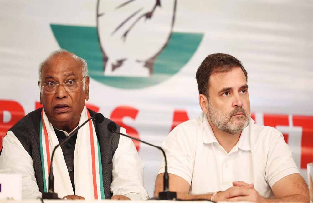 केरलम का 'किंग' कौन? दिल्ली में 3 घंटे चला कांग्रेस का महामंथन, खड़गे और राहुल गांधी लेंगे आखिरी फैसला 1 congress 2