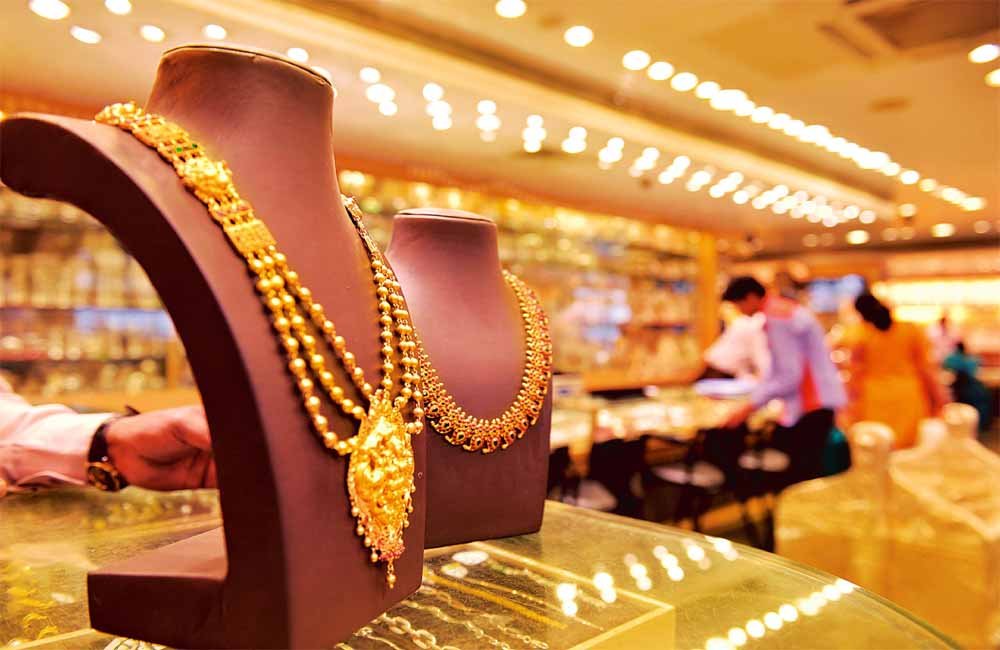 सोना-चांदी के दामों में भारी गिरावट: चांदी एक झटके में ₹4,400 से ज्यादा टूटी, अपने हाई लेवल से सोना ₹46,000 हुआ सस्ता 1 gold 5
