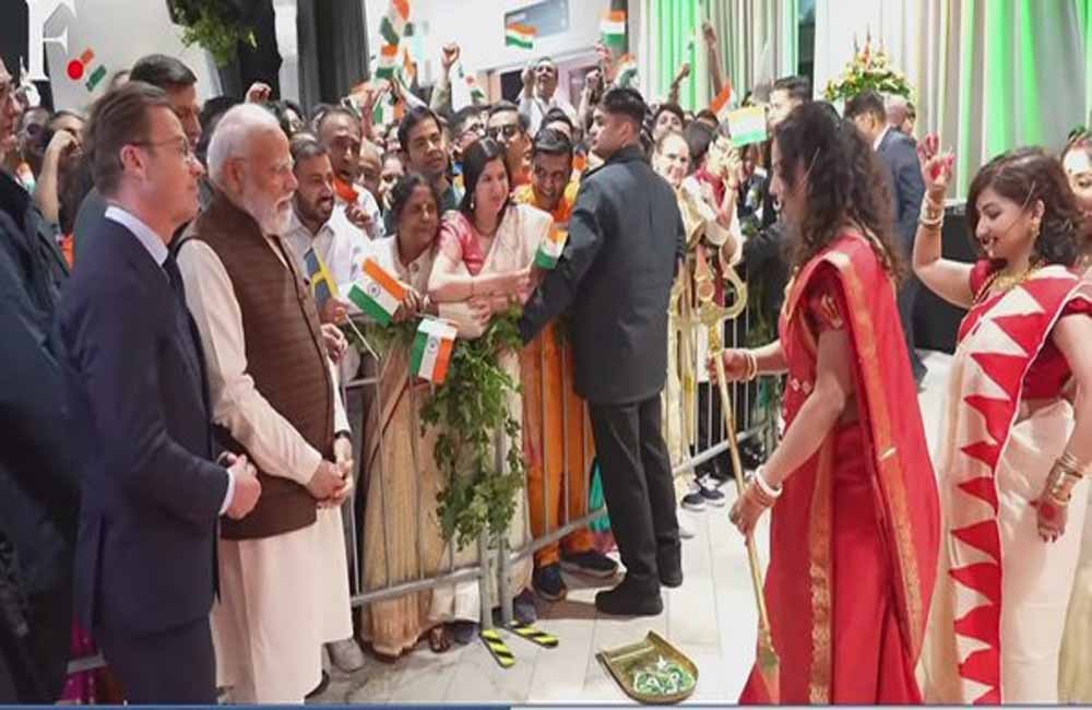स्वीडन में पीएम मोदी का शाही स्वागत: आसमान में ग्रिपेन फाइटर जेट्स ने दिया एस्कॉर्ट, एयरपोर्ट पर खुद अगवानी करने पहुंचे पीएम क्रिस्टर्सन 1 pm modi sweden 2