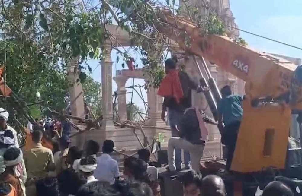 महाराष्ट्र के परभणी में बड़ा हादसा; मारुति मंदिर के सभा मंडप की छत गिरी, मलबे में दबे 30-40 श्रद्धालु 1 ACCCIDENT 8