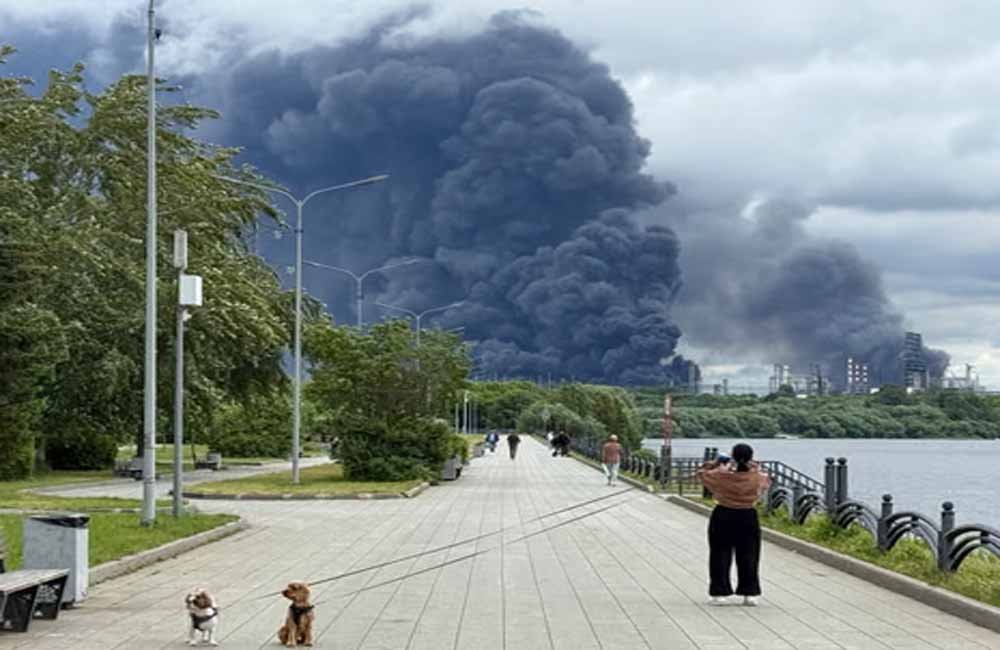 Russia-Ukraine War: मॉस्को रिफाइनरी पर यूक्रेन का अब तक का सबसे बड़ा ड्रोन हमला, हवा में उड़ा तेल टैंक 1 RUSSIA 2