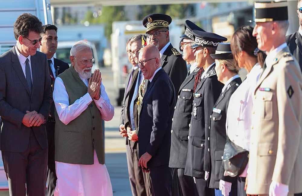PM Modi France Visit: फ्रांस पहुंचे पीएम मोदी, 'भारत माता की जय' के नारों से गूंजा एयरपोर्ट 1 pm modi france 1